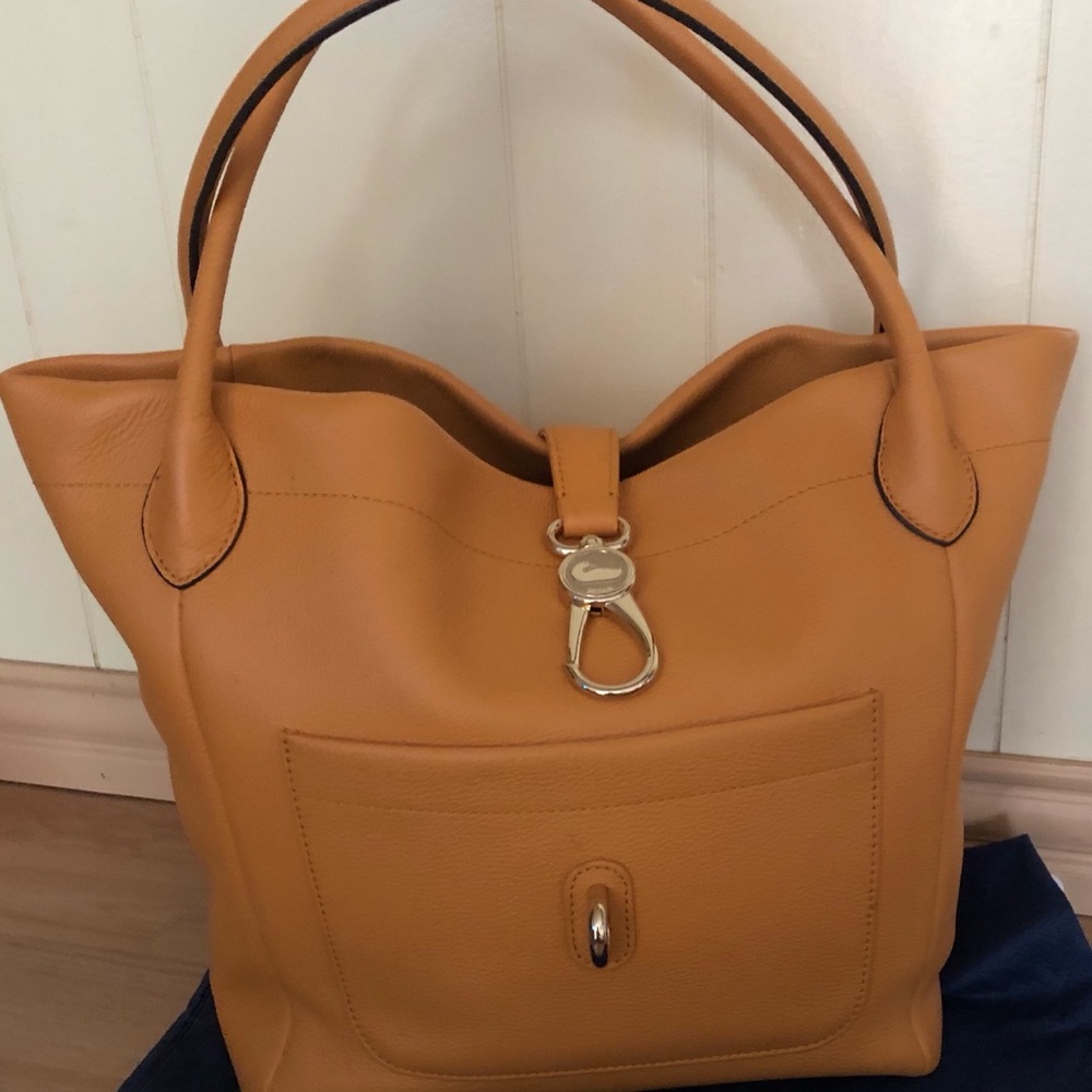 Dooney & Bourke logo lock tote